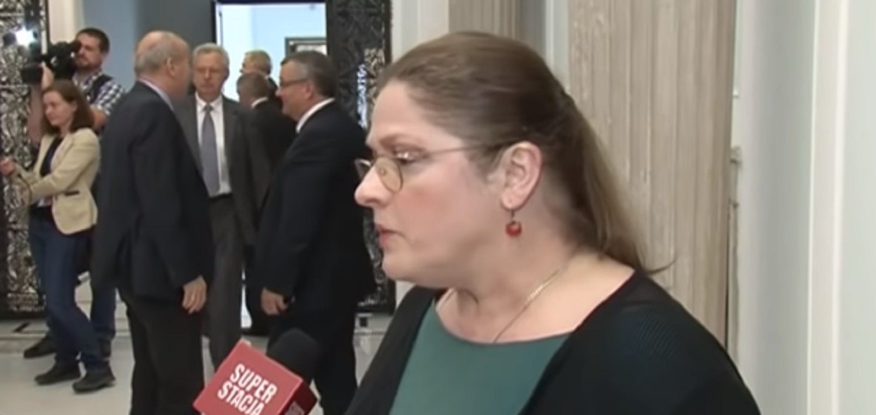 Dopiero teraz wyszło na jaw. Wstrząsająca rodzinna historia Krystyny Pawłowicz mrozi krew w żyłach