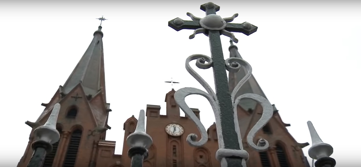 Wstrząsająca afera w polskiej miejscowości. Ksiądz wyciąga od parafian astronomiczne sumy, ludzie się zbuntowali