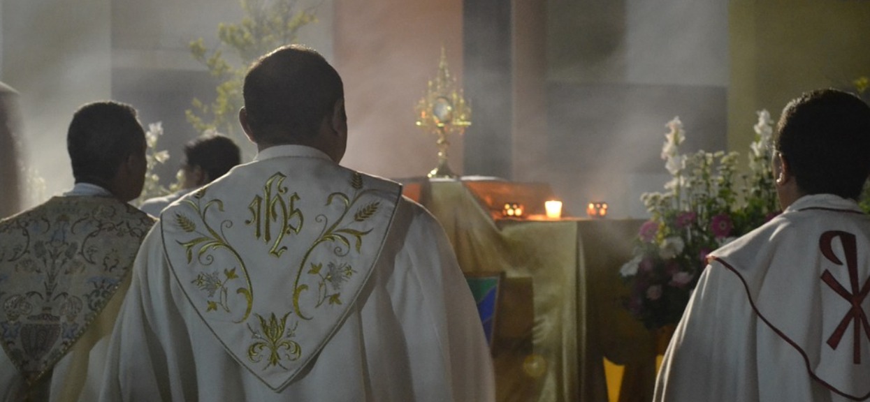 Znany celebryta szokuje wyznaniem. "Ksiądz czynił mi awanse"