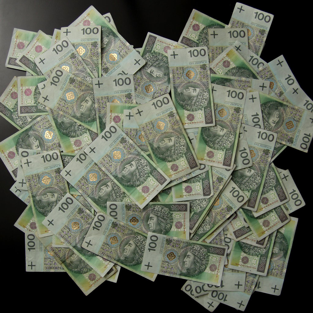 Dług Polski galopuje do poziomu biliona złotych. Rośnie o 250 tys. złotych co minutę