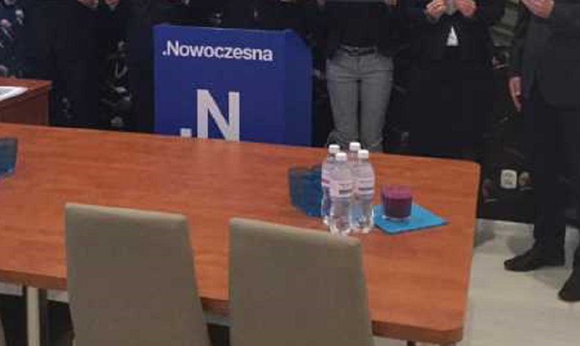 To zdjęcie miało uderzyć w PiS, ale stało się hitem i zaszkodziło Nowoczesnej