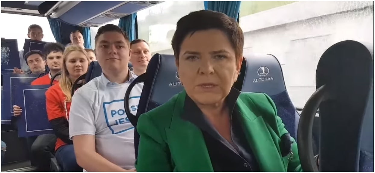 Nagranie z podróżującą autobusem Beatą Szydło podbija sieć. Nie mieli dla niej litości
