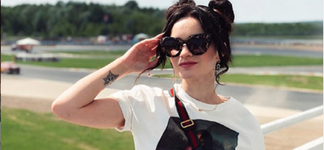 Julia Wieniawa wystroiła się jak 14-latka. W Warszawie pokazała się w nieziemsko drogiej stylizacji
