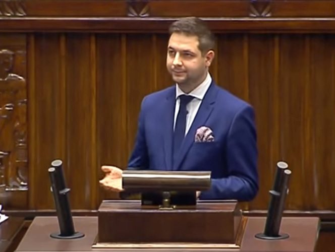 Wystarczy udowodnić jedną rzecz, żeby minister Jaki przefarbował się na blond