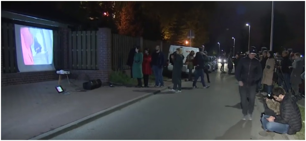 Pomorska policja będzie namierzać miejsca publiczne, gdzie będzie wyświetlany film Sekielskiego