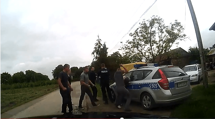 SKANDAL. Ojciec pobity przez chuliganów na oczach policji (video)