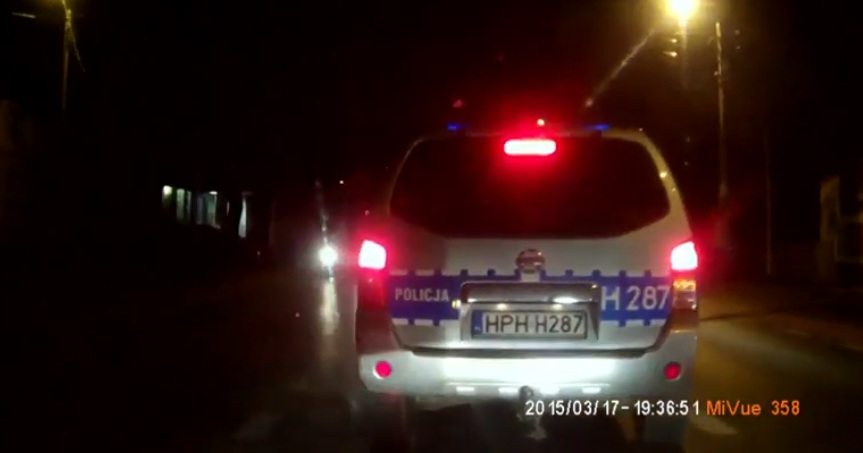 Policjanci pili? Na sygnale gnali do śmietnika by wyrzucić butelki