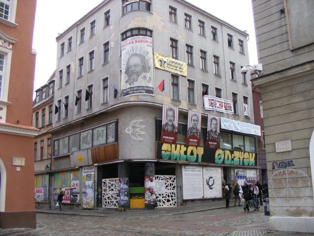 Anarchiści okupują zniszczoną kamienicę za 8,5 mln. Remont zablokowany