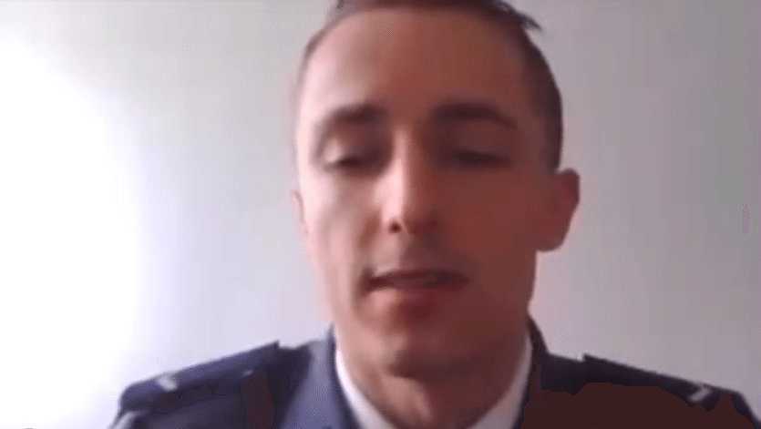 Hit sieci. Policjant odchodzi ze służby na znak protestu (video)