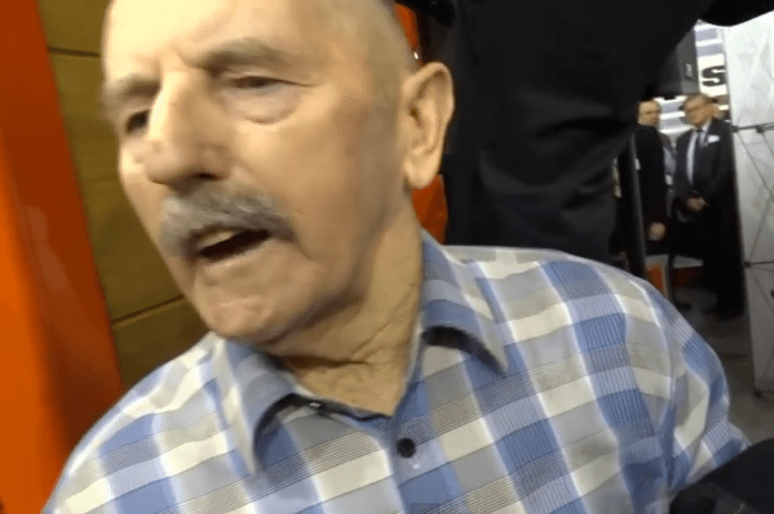 Minister rolnictwa Marek Sawicki obrzucony jajkami (video)