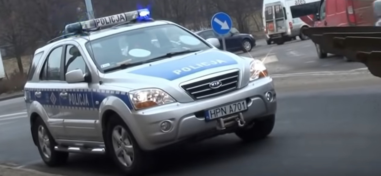 Policjanci myśleli, że złapali pirata drogowego. Zrozumieli swój błąd, gdy zajrzeli do samochodu