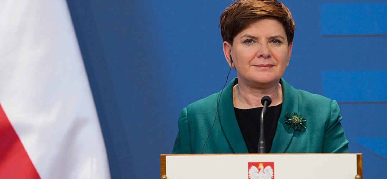 Podczas ulewy Duda nie pozwolił, by Szydło przemokła do suchej nitki. Oniemieliśmy, gdy wziął premier pod rękę i przygarnął pod swój parasol