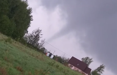 Huki, trzaski, pół kilometra poniosło blaszany dach. TVN: trąba powietrzna przeszła nad polską miejscowością