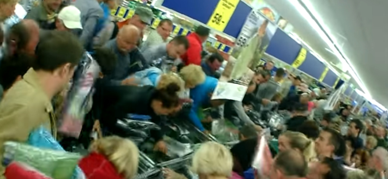 Porażające sceny w Lidlu. Pobili się na promocji o produkt z najniższej półki, zrobili pobojowisko w sklepie