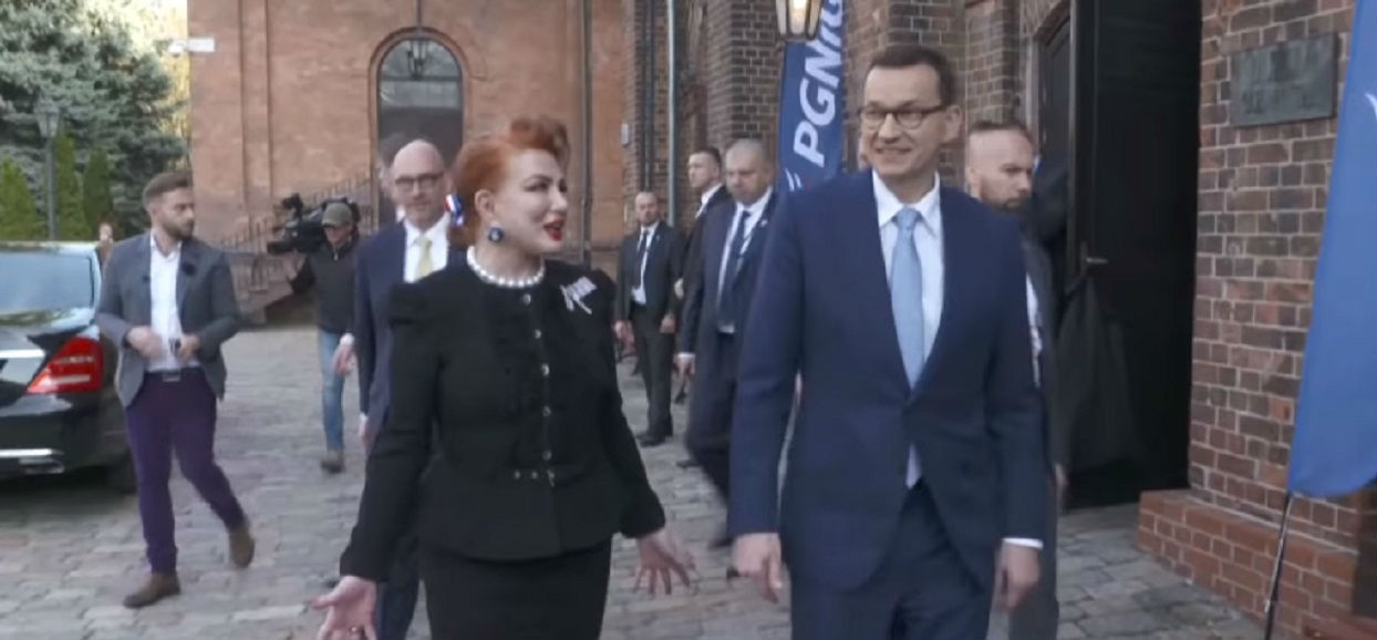 Ksiądz sprzedał Morawieckiemu działki za pół darmo. Jest zaufanym człowiekiem Macierewicza, awansował na generała