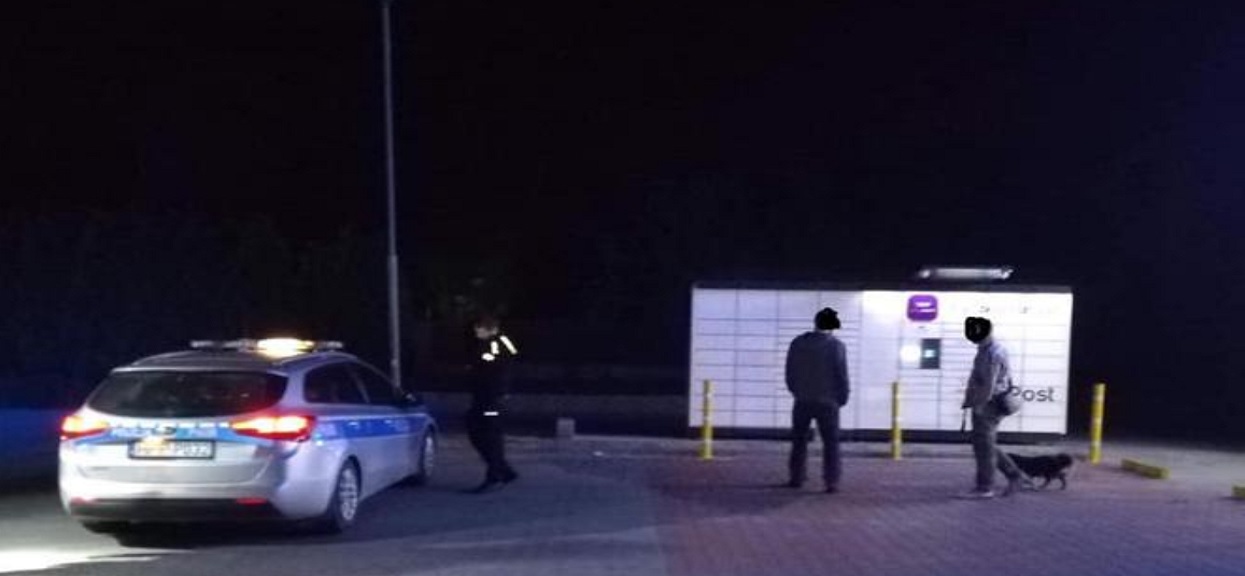W środku nocy kobieta zamknęła psa w paczkomacie. Straż pożarna i policja w akcji