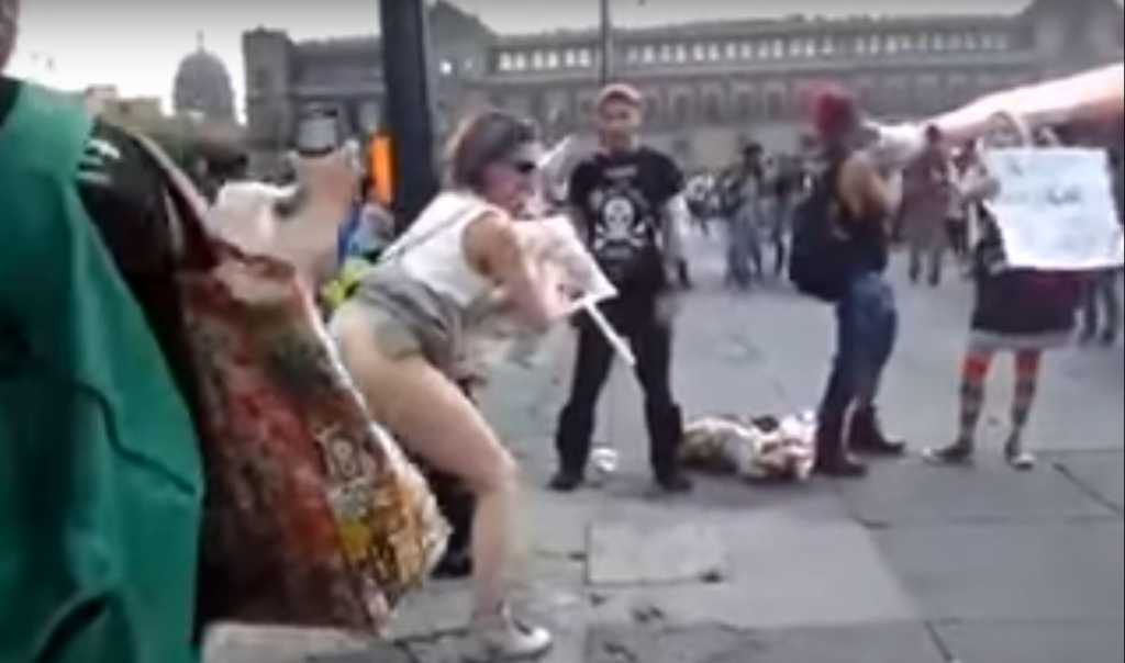 Żenada. Kobieta zaprotestowała przeciwko Trumpowi publicznie robiąc kupę (VIDEO 18+)