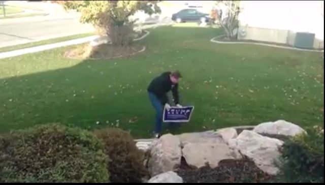 Fan Clinton kradł tabliczki Trumpa. Wpadł w pułapkę i dostał prądem (video)