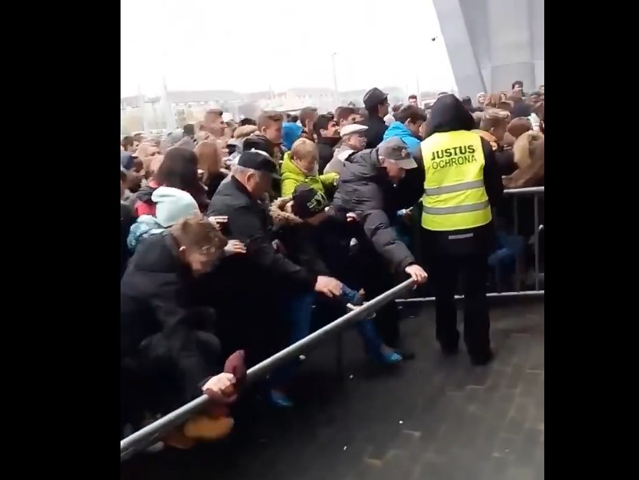 Mielec: Taranowali wszystko na swojej drodze w walce o kurczaki za 1 zł (video)