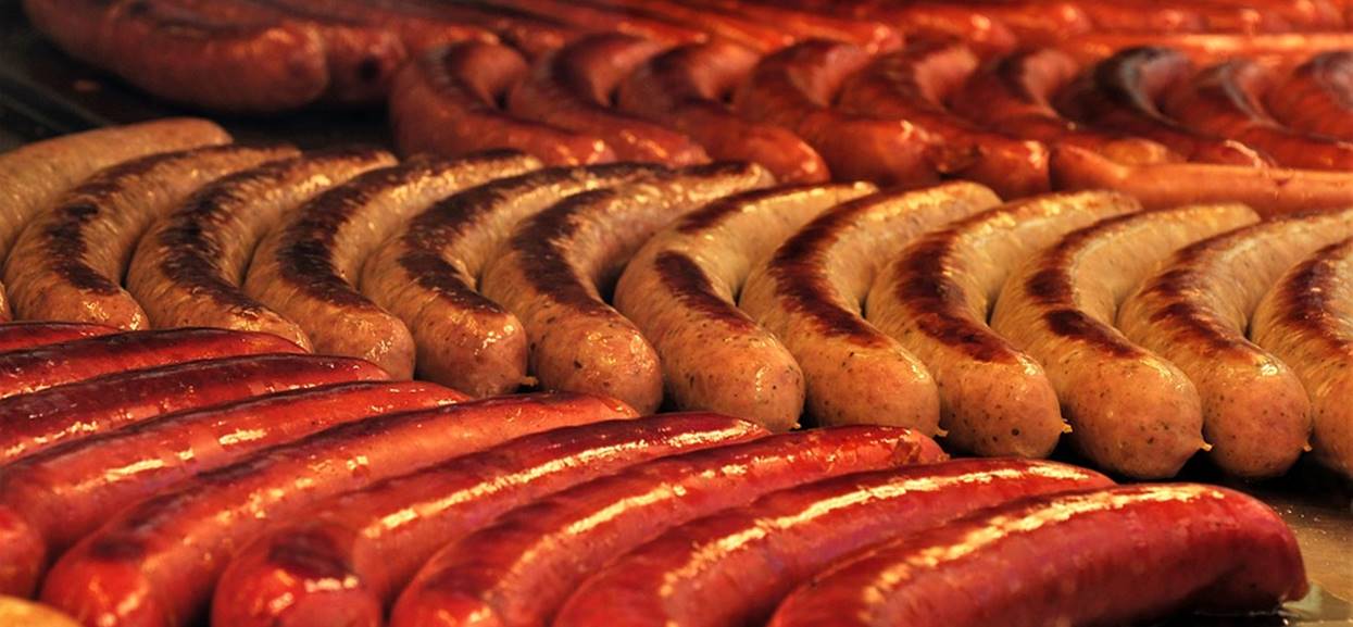 Polsat przekazuje pilne ostrzeżenie sanepidu. Śmiertelnie groźne bakterie w popularnej kiełbasie, wyrzućcie ją natychmiast
