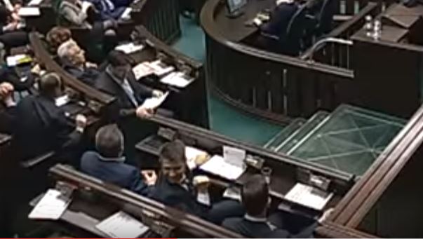 Przedziwne zachowanie Petru w Sejmie. Nagle eksplodował radością (video)
