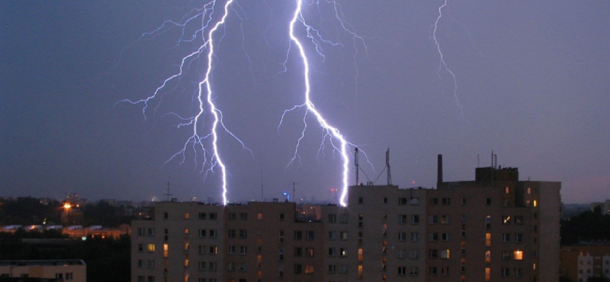 Alerty pogodowe w kolejnych częściach Polski. Nadchodzące godziny będą niebezpieczne