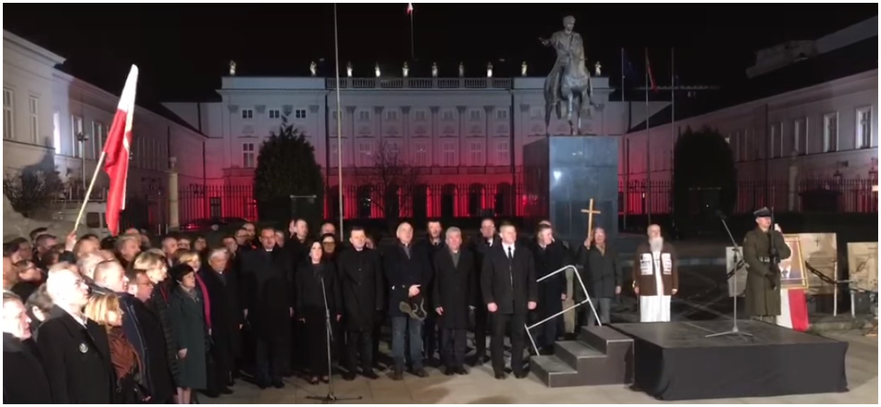 Egzorcysta rocznic Smoleńskich otrzymał od Andrzeja Dudy wysokie odznaczenie państwowe