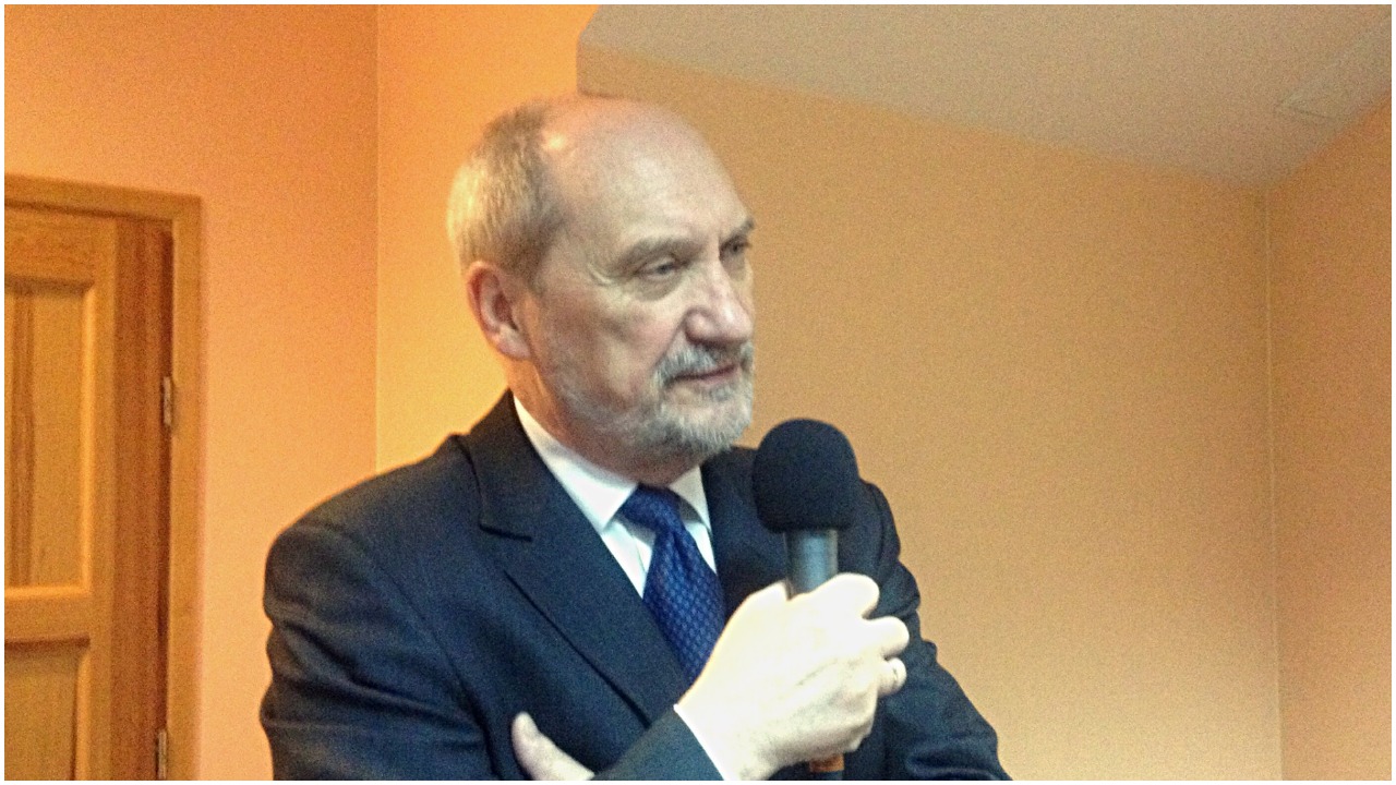 Macierewicz zaliczył wpadkę na żywo. Pomylił imiona, wyszło komicznie