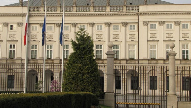 Wjechał w bramę pałacu prezydenckiego. Wiemy jaka spotka to kara