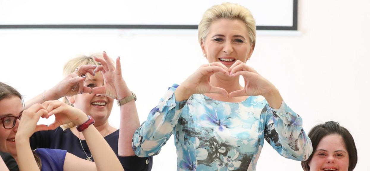 To niewiarygodne, co właśnie dostała Agata Duda. Takiej miny pierwszej damy jeszcze nie widzieliśmy