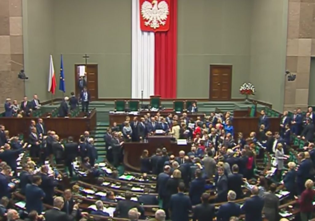 Co tam się dzieje? Opozycja okupuje mównicę sejmową (video)