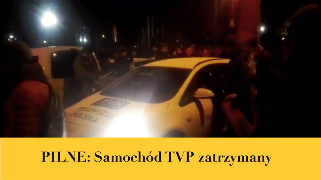 Dziennikarze TVP mają kłopoty. Protestujący ich uwięzili i nie chcą wypuścić (VIDEO)