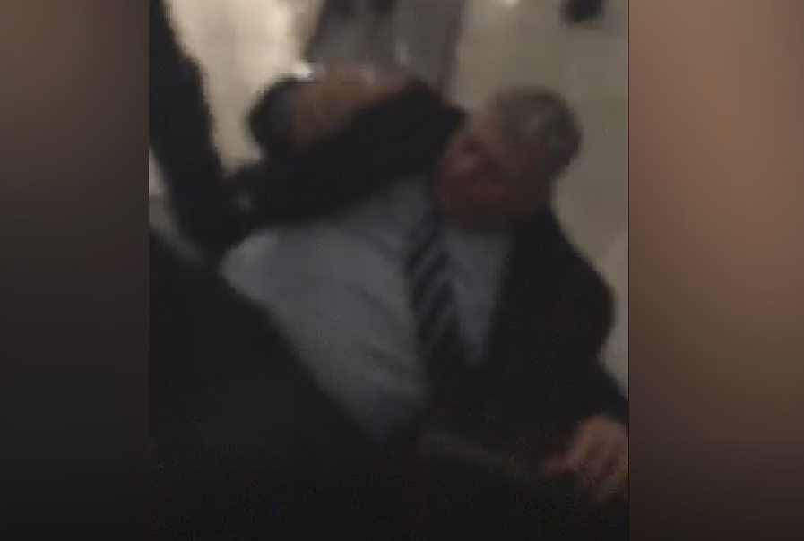 Zamieszki to mało. Posłowie pobili się w Sejmie, Suski na ziemi (video)
