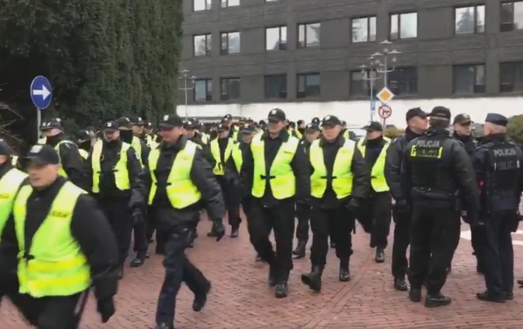 Warszawa zmienia się w twierdzę. Tłumy funkcjonariuszy ściągniętych do stolicy (video)