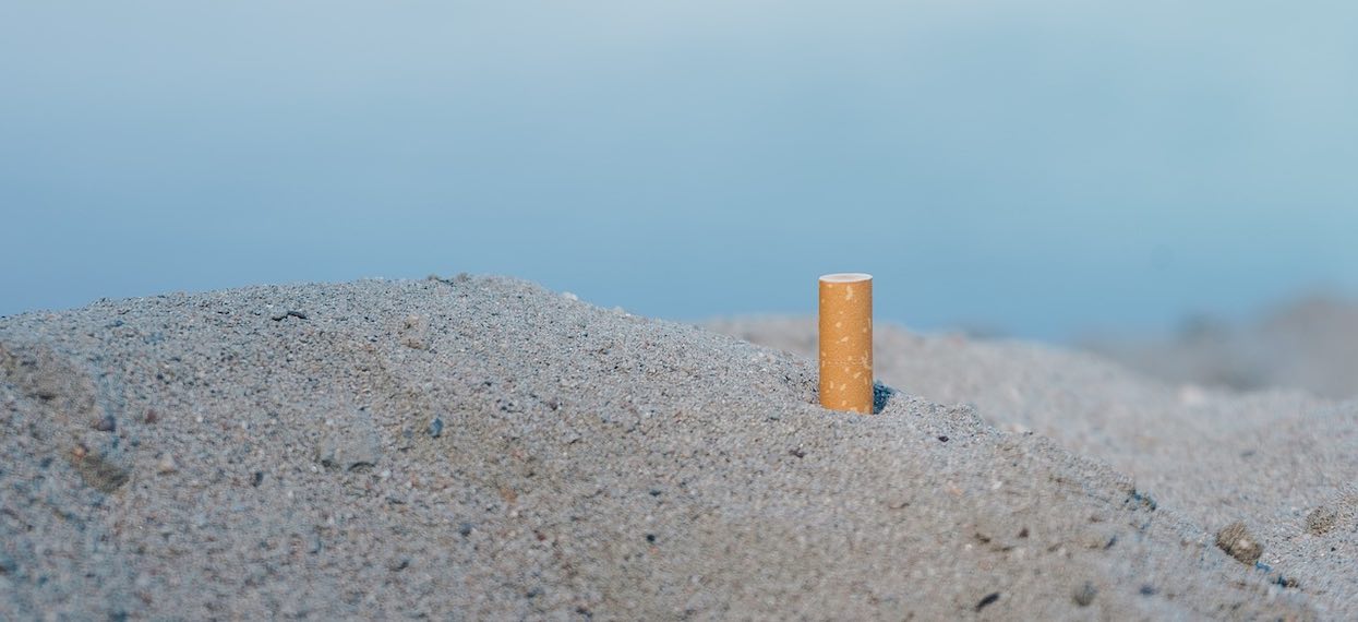 Jaki mandat grozi za śmiecenie na plaży? Na wakacjach posprzątaj po sobie