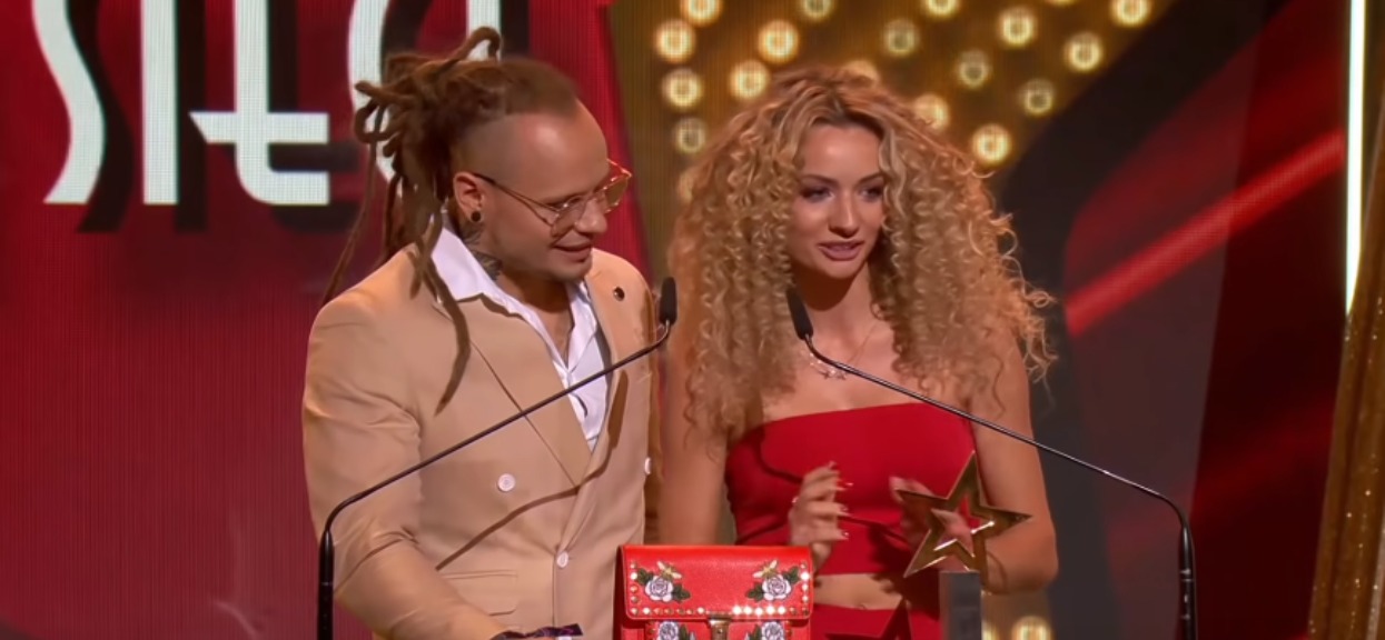 Widownia nagle zamarła, dziennikarz DDTVN poruszony. Groźny wypadek gwiazdora Fit Lovers, spadł ze sceny