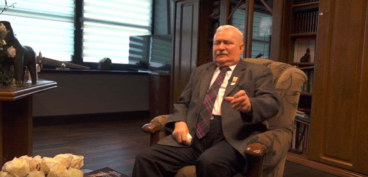 Wałęsa zakpił z Morawieckiego. Porównał dwa stare zdjęcia