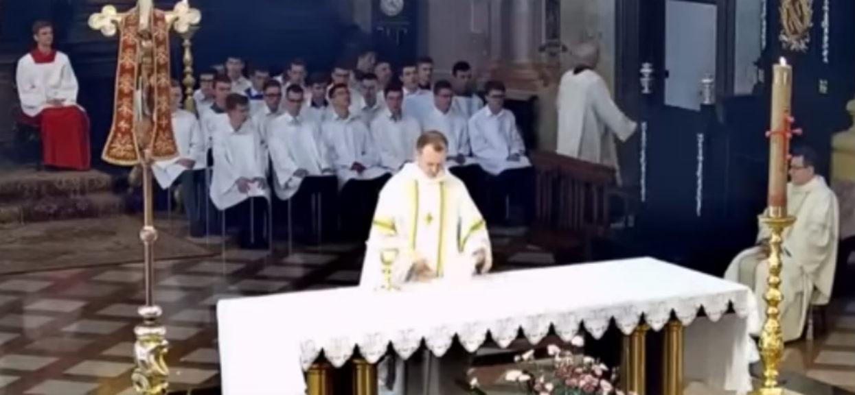 Dramatyczne doniesienia TVP z Wrocławia. Ksiądz zaatakowany nożem w kościele